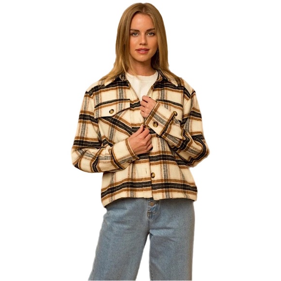 Gilli Plaid Flannel Pocket Detail Short Shacket w/ pockets - Picture 1 of 2